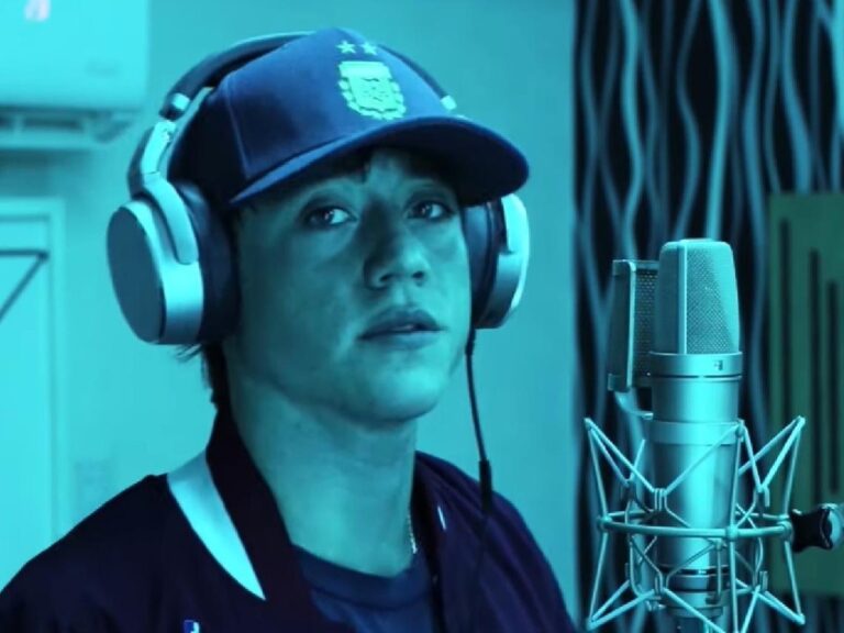 paulo londra en un estudio de grabacion