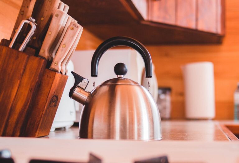 pava de cocina brillante y limpia