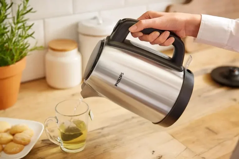 pava electrica encendida sobre una cocina