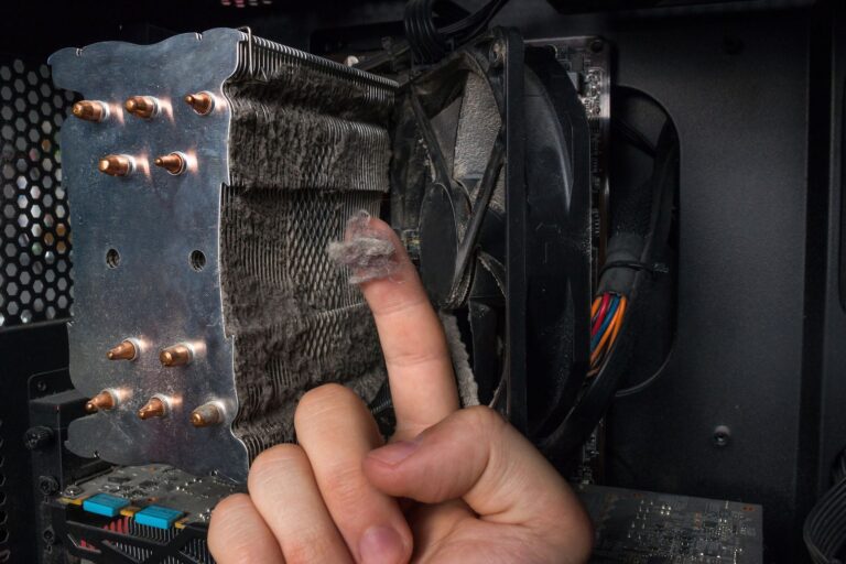 Es seguro usar aire comprimido para limpiar mi PC y sus componentes 29 pc siendo limpiada con aire comprimido