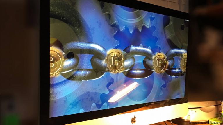 pc vieja rodeada de monedas digitales