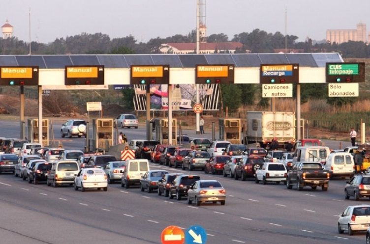 Cómo enviar tu currículum vitae a los peajes en Argentina 1 peaje argentino con vehiculos en fila
