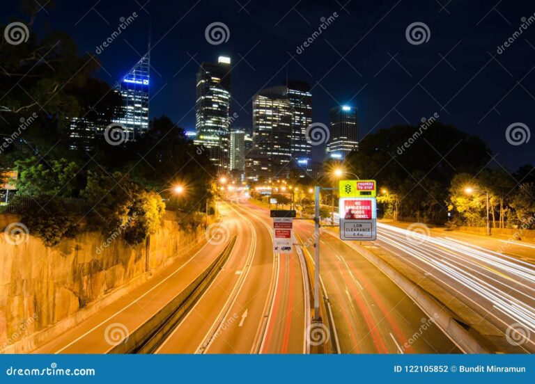 peaje en carretera con paisaje urbano