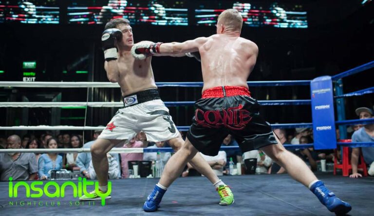 peleadores en un ring de boxeo