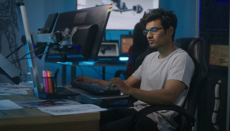 persona buscando consola en tienda online