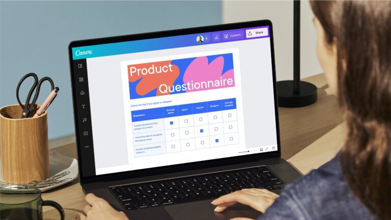 persona creando un cuestionario en computadora