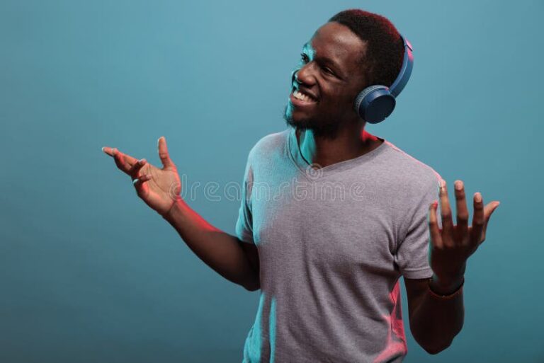 persona escuchando radio con auriculares