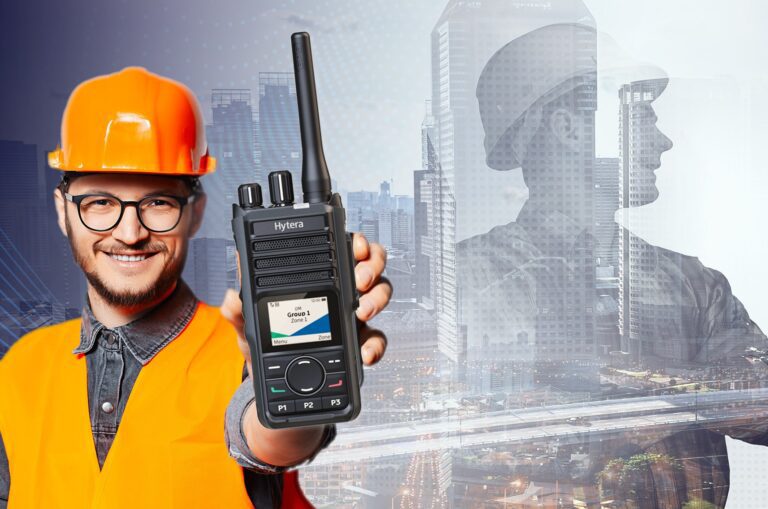 Cómo escuchar Radio Con Vos online desde cualquier dispositivo 17 persona escuchando radio en diversos dispositivos