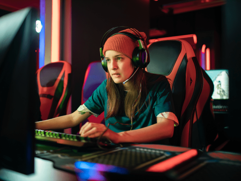 persona jugando en android con auriculares