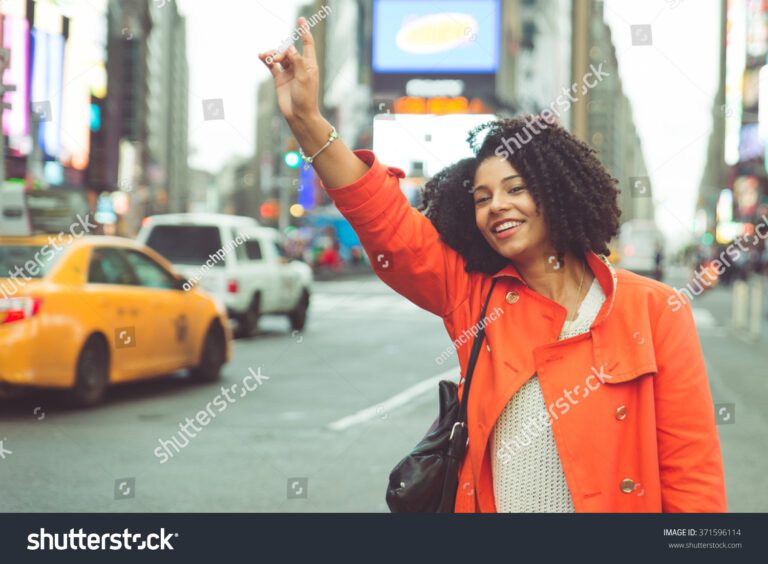 persona llamando a un taxi