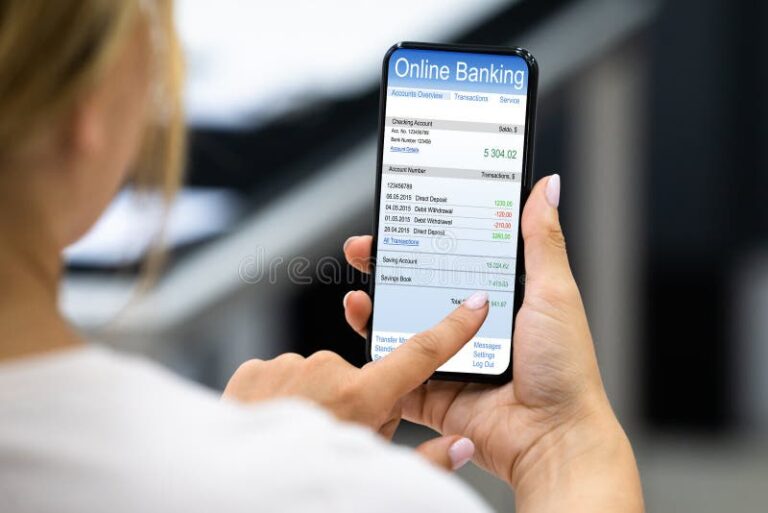 persona revisando su saldo bancario