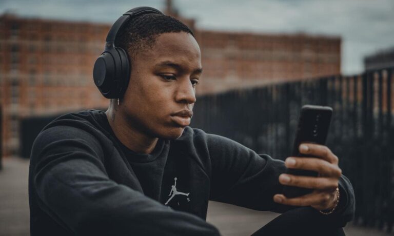 persona usando auriculares con un smartphone