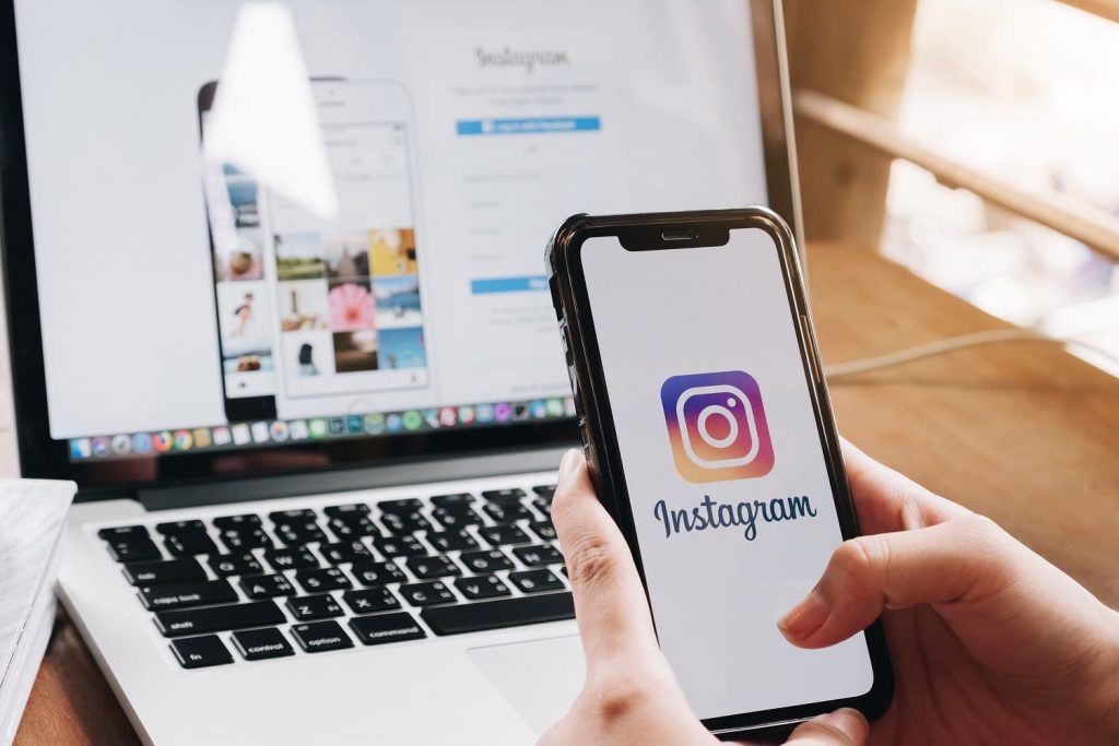 Cómo programar publicaciones en Instagram desde la PC fácilmente 1 persona usando computadora con instagram abierta