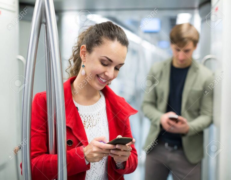 persona usando el celular en transporte publico