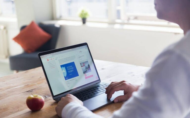 persona usando google docs en laptop