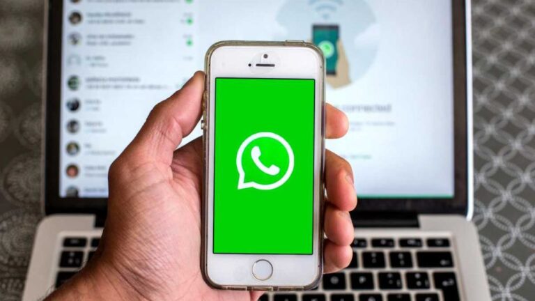 persona usando smartphone con whatsapp abierto