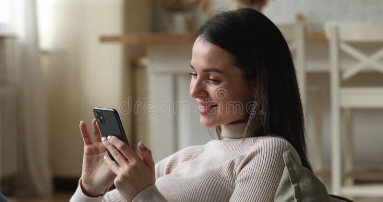 Cómo escuchar los audios de WhatsApp más rápido y sin complicaciones 20 persona usando smartphone en un entorno relajado