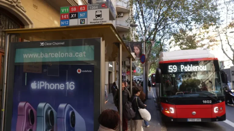 persona usando un iphone en transporte publico