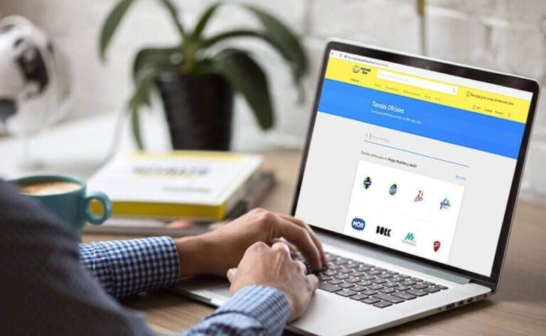 Cómo puedo iniciar sesión en Mercado Libre fácilmente 26 persona usando un laptop con mercado libre