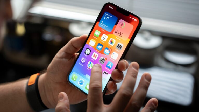 persona usando un telefono con play store
