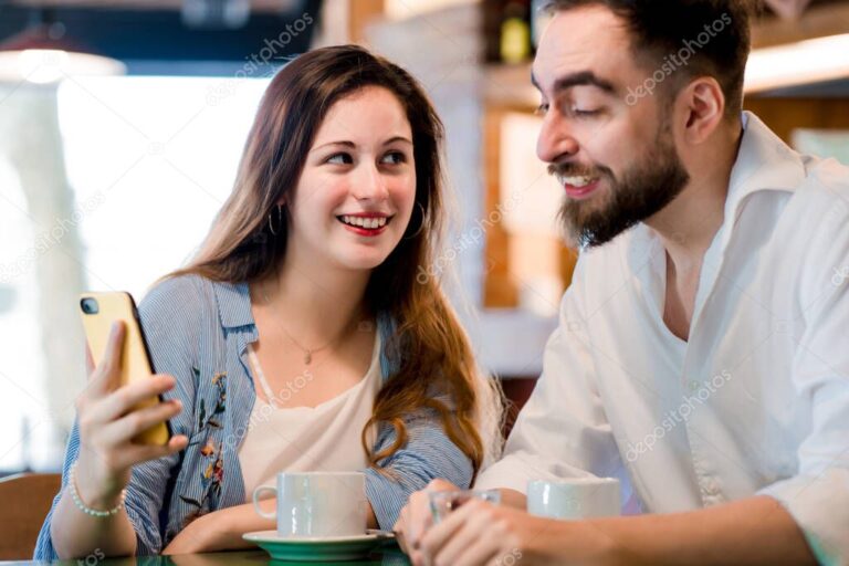 Cómo Puedo Poner Música en Mi Estado de WhatsApp Fácilmente 17 persona usando un telefono en un cafe