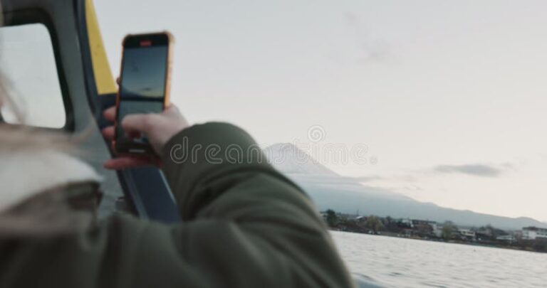 persona usando un telefono movil en exterior