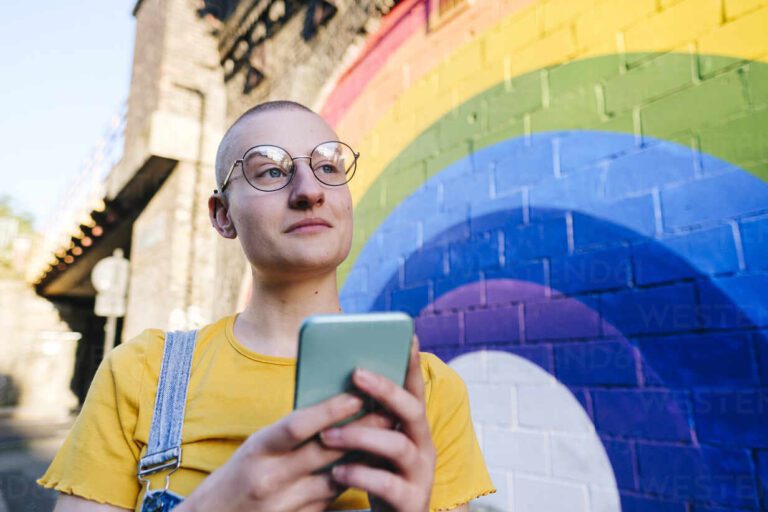 persona usando un telefono movil pensativa