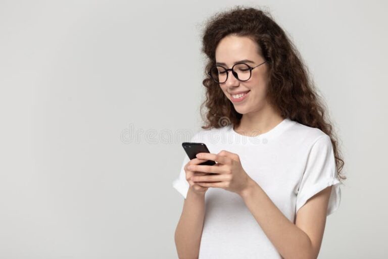 Cómo puedo activar el test drive de Movistar fácilmente 14 persona usando un telefono movil sonriente