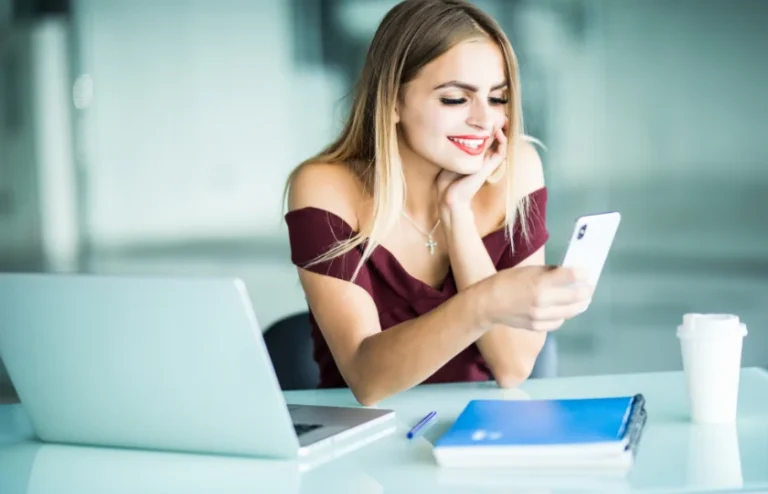 persona usando un telefono para agendar cita