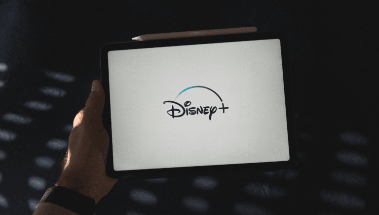 persona usando una tablet con disney