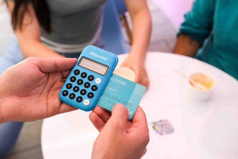 persona usando una tarjeta en un terminal