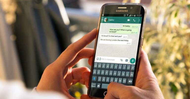 Cómo compartir tu ubicación en tiempo real por WhatsApp 7 persona usando whatsapp en un telefono 1