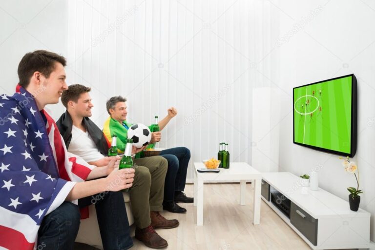 persona viendo futbol en una pantalla grande