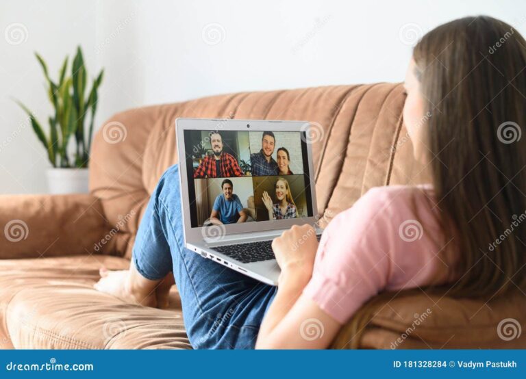 persona viendo videos en casa relajadamente 1