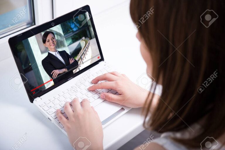 persona viendo videos en una computadora