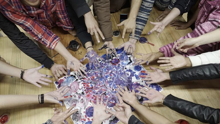 personas aprendiendo de experiencias cotidianas