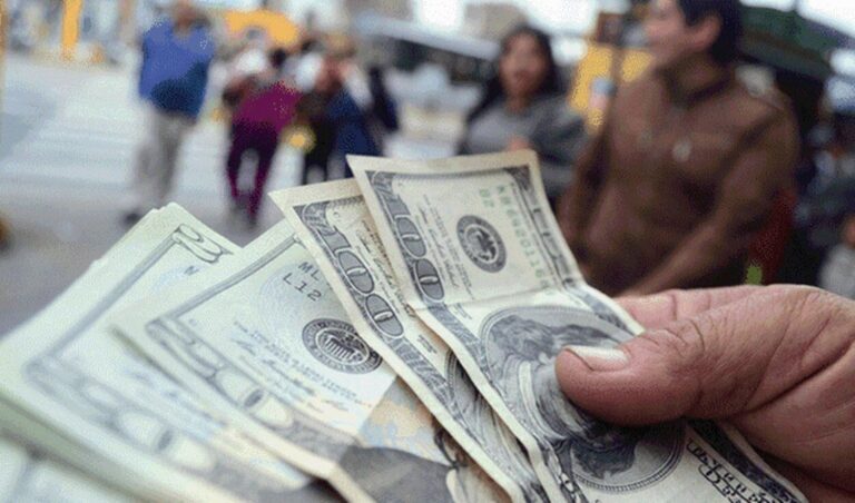 personas comprando dolares en argentina