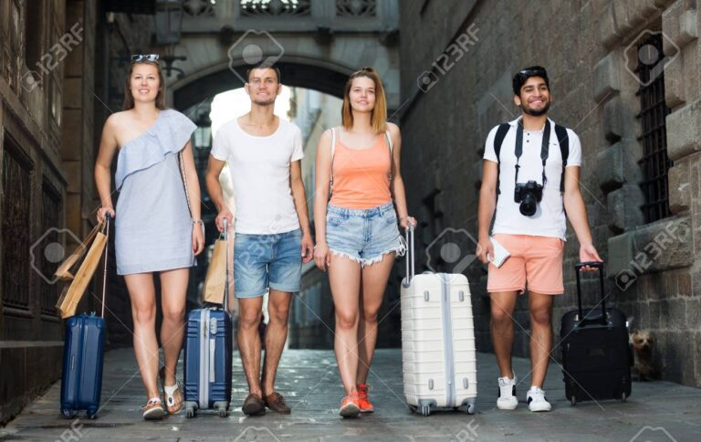 personas felices viajando con maletas