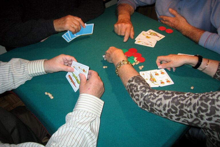personas jugando cartas en una mesa