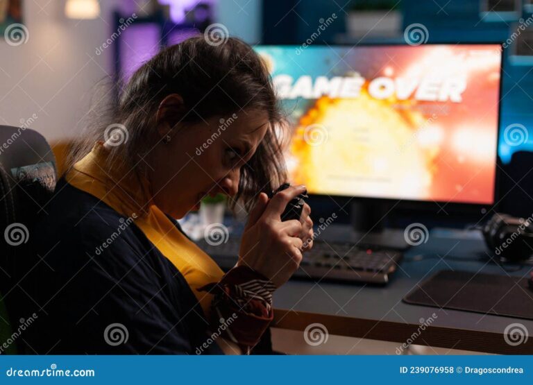 personas jugando en una computadora con controlador