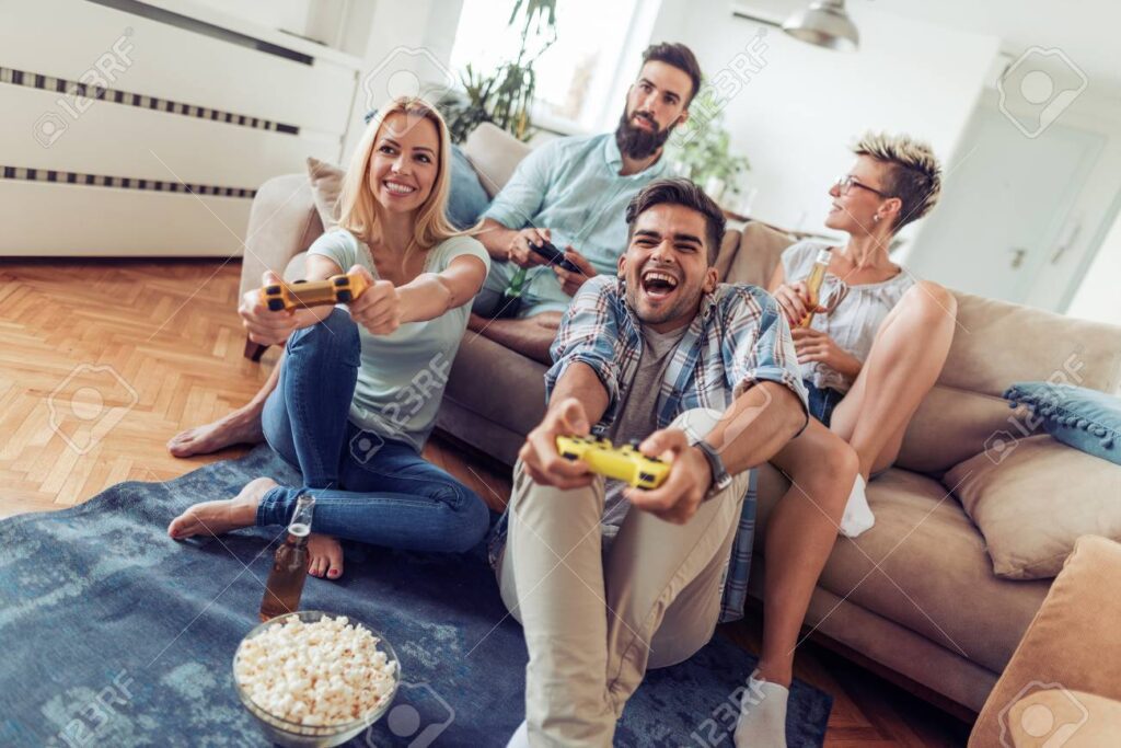 personas jugando videojuegos en casa 1