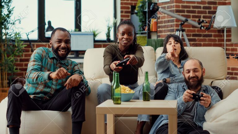 personas jugando videojuegos en grupo 3