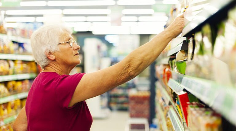 personas mayores disfrutando de compras en supermercado