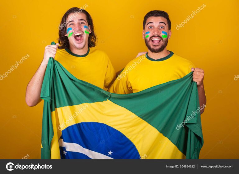 personas sonriendo y saludandose en brasil