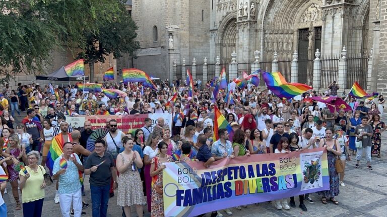 personas unidas en una manifestacion colorida