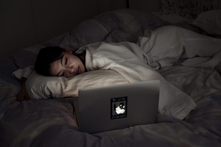 personas viendo una serie en casa