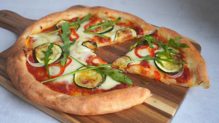 pizza sin gluten con ingredientes frescos