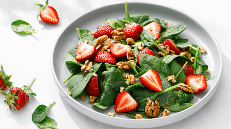 plato colorido de espinacas frescas