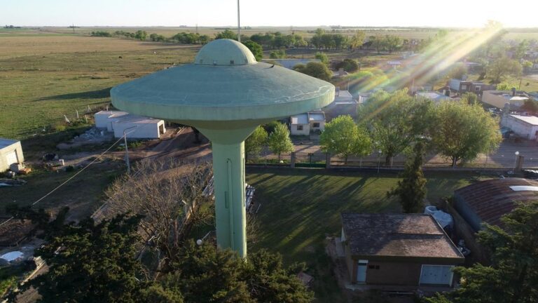 plato volador sobre paisajes argentinos