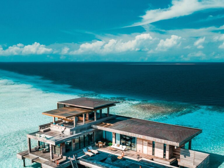 playa con cabanas frente al mar